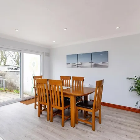 Centre Modern 3 Bedroom House *