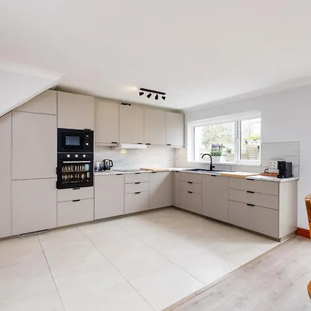 Centre Modern 3 Bedroom House Holiday home