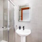 Centre Modern 3 Bedroom House *