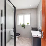 Centre Modern 3 Bedroom House