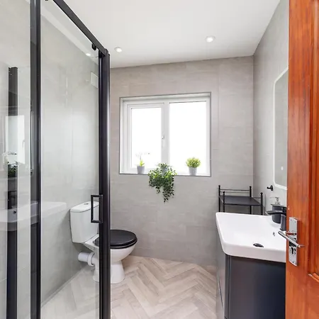 Centre Modern 3 Bedroom House