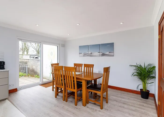 Centre Modern 3 Bedroom House *