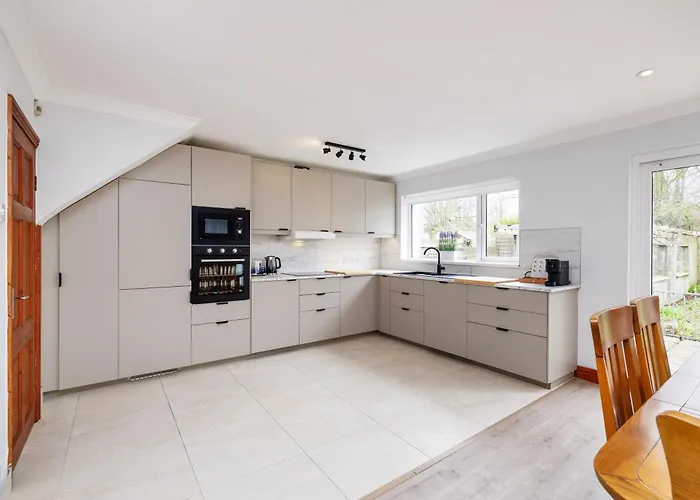 Centre Modern 3 Bedroom House Feriehus