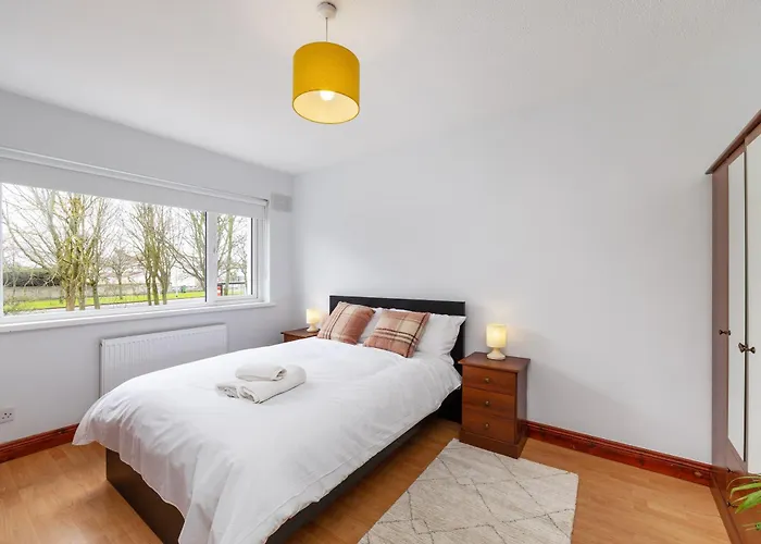 Centre Modern 3 Bedroom House Feriehus