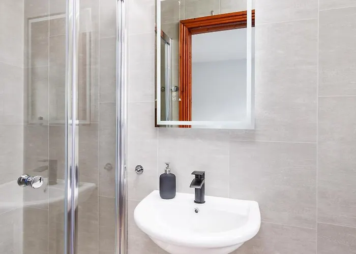 Centre Modern 3 Bedroom House *